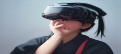 VR成人内容平台界面示意图，虚拟现实头显设备展示沉浸式观看体验，科技感强烈，蓝紫色调